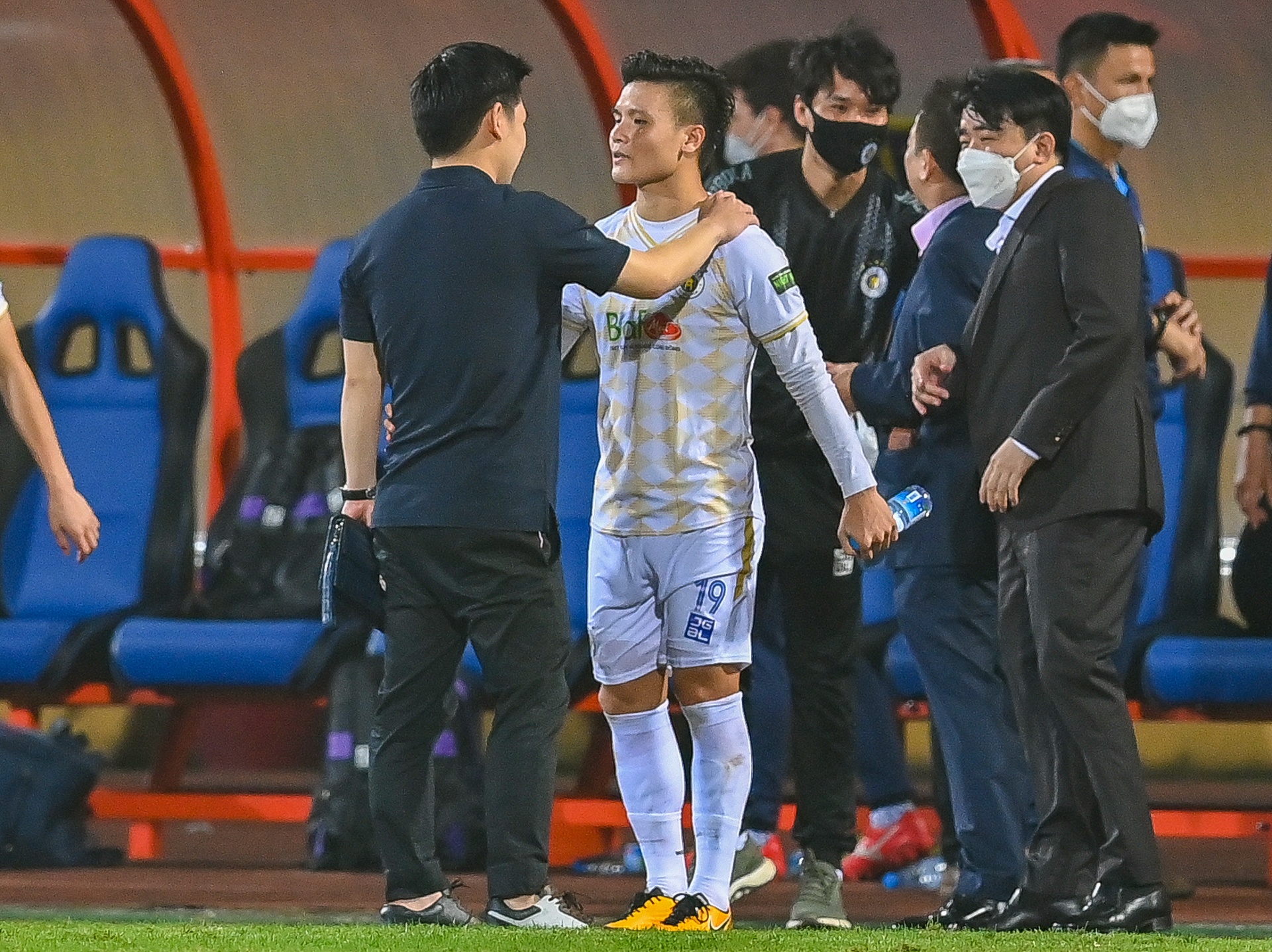 Quang Hai cui nguoi cam on bau Hien anh 10