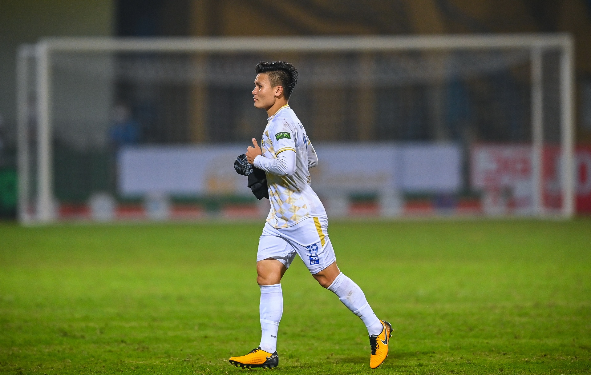 Quang Hai cui nguoi cam on bau Hien anh 11