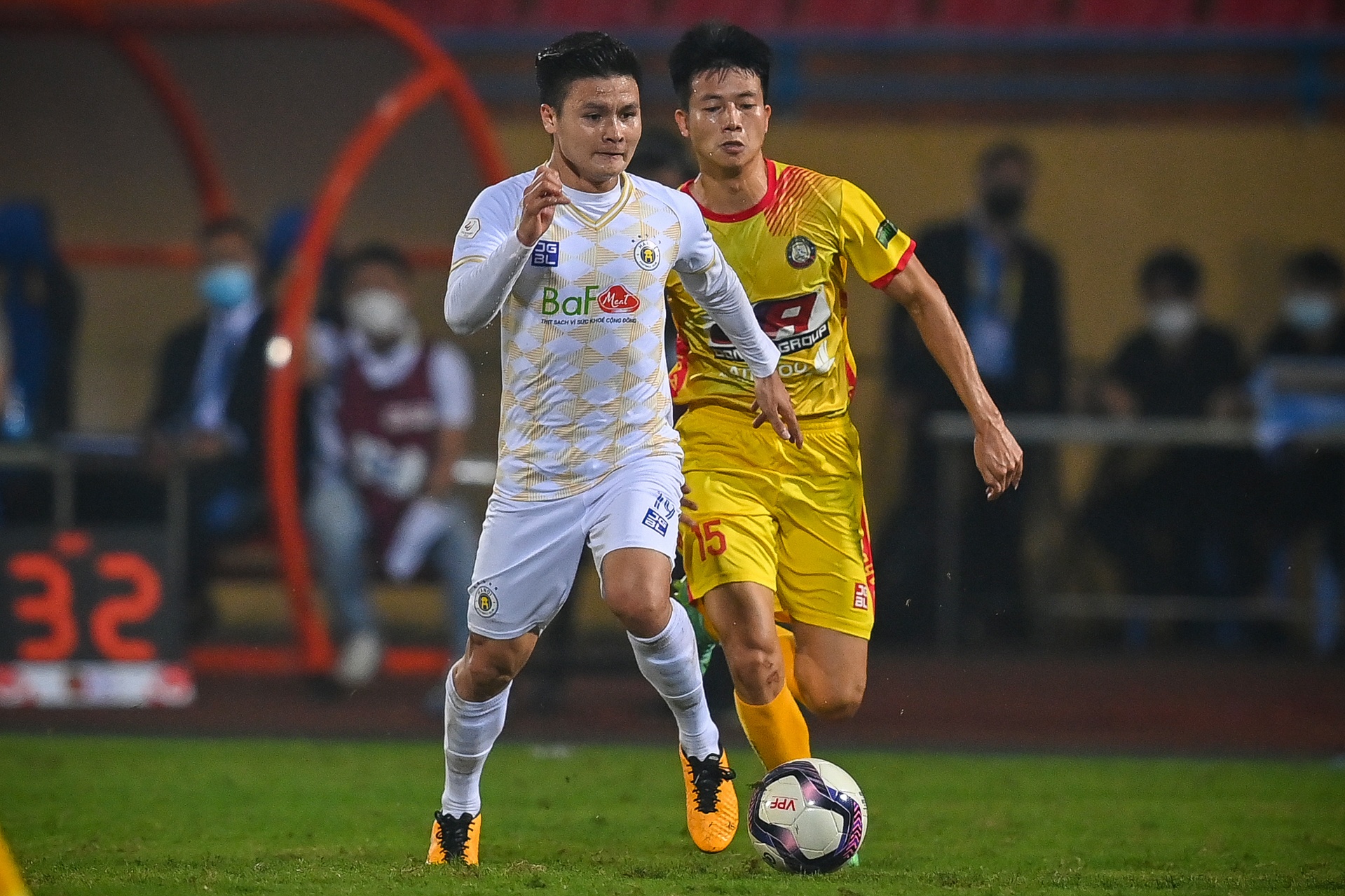 Quang Hai cui nguoi cam on bau Hien anh 2