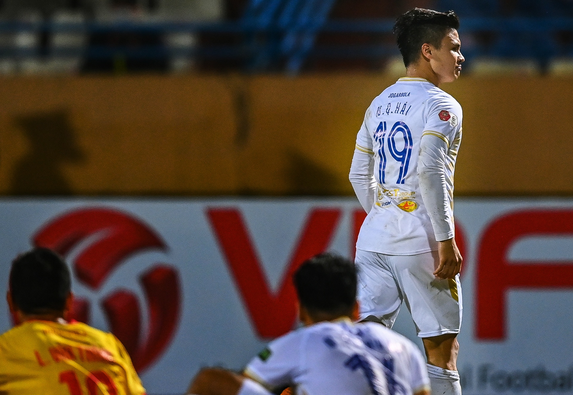 Quang Hai cui nguoi cam on bau Hien anh 3