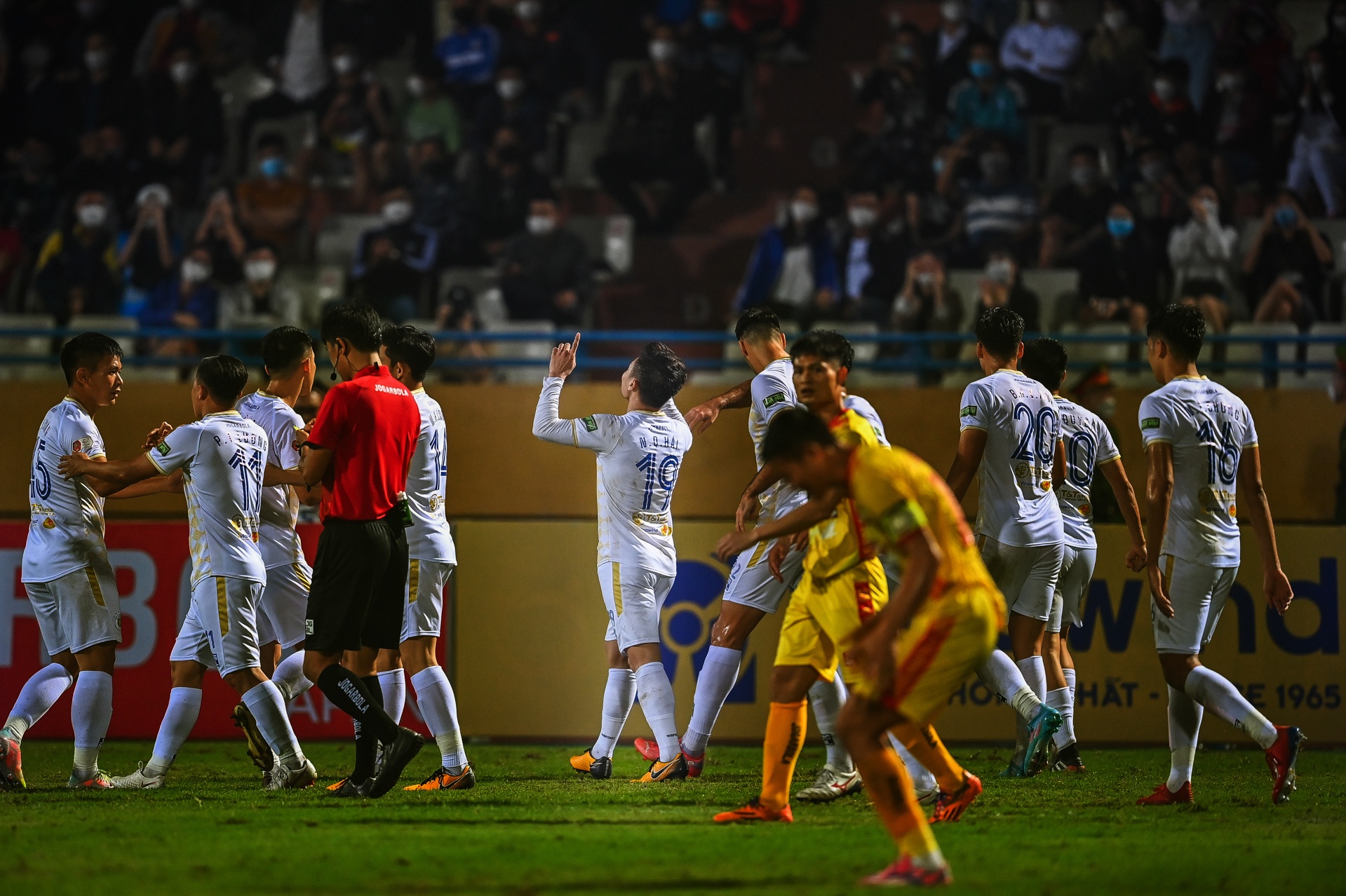 Quang Hai cui nguoi cam on bau Hien anh 4