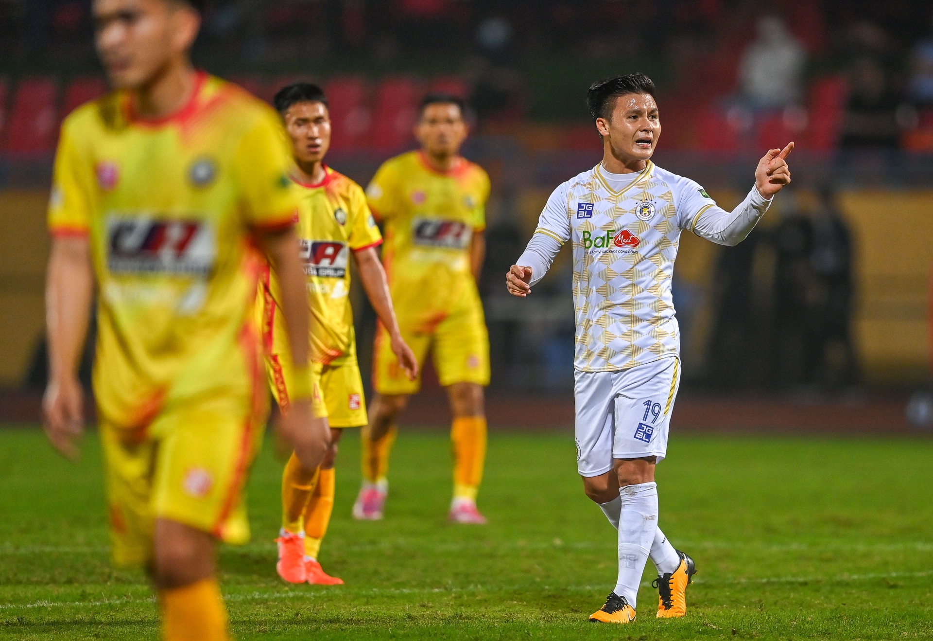 Quang Hai cui nguoi cam on bau Hien anh 5