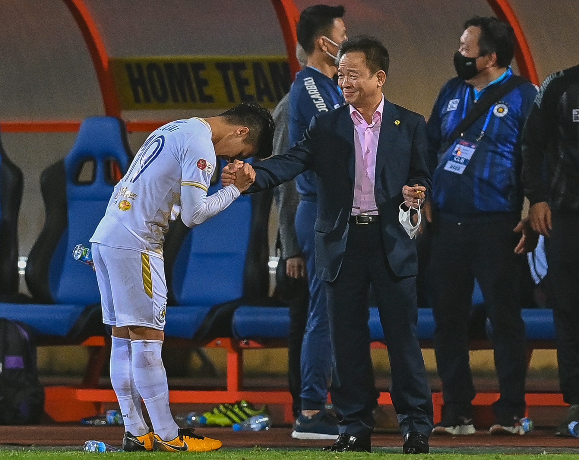 Quang Hai cui nguoi cam on bau Hien hinh anh