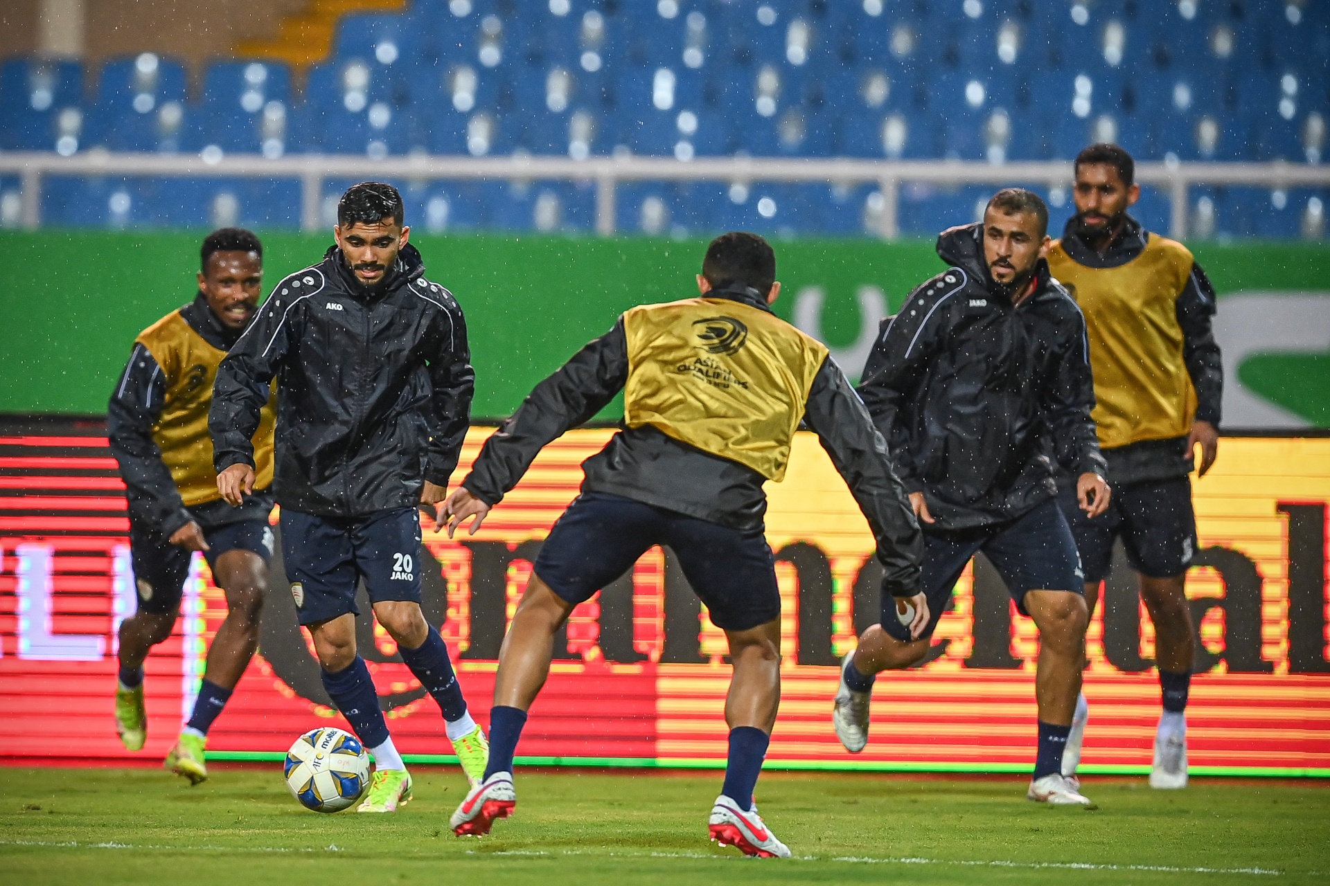 Doi tuyen Oman luyen tap tren san My Dinh anh 1