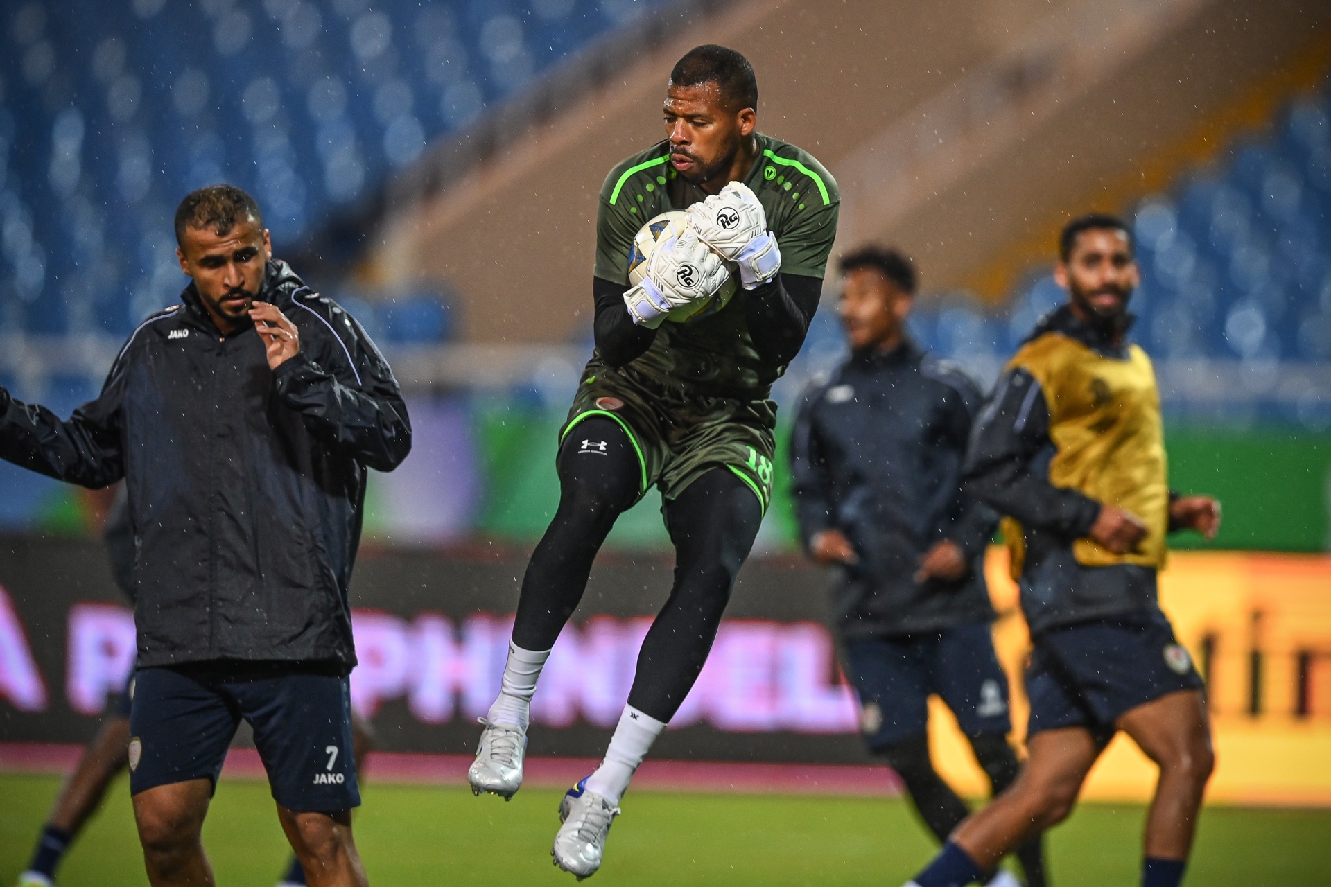 Doi tuyen Oman luyen tap tren san My Dinh anh 8