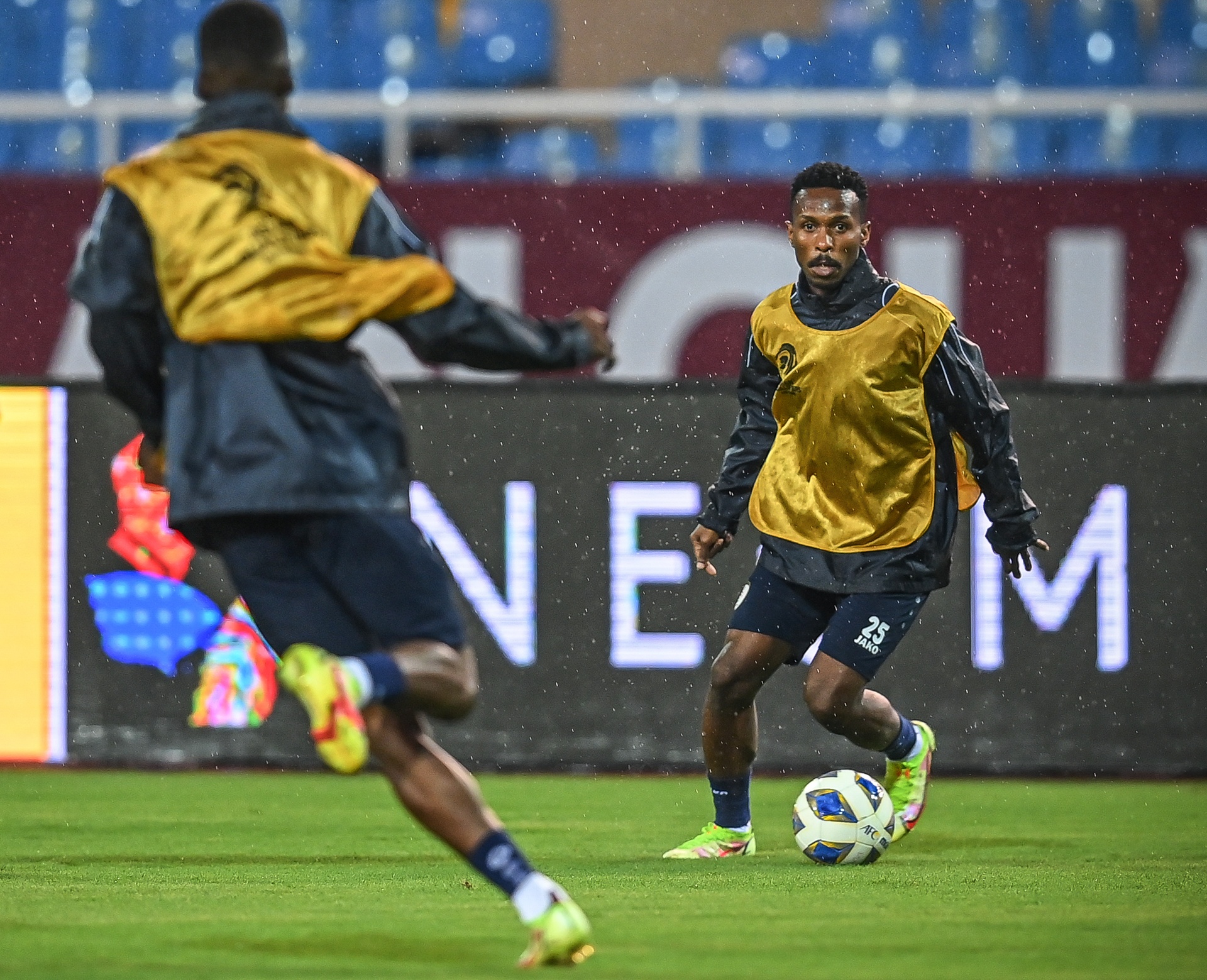 Cau thu tuyen Oman tap doi khang tren san My Dinh hinh anh