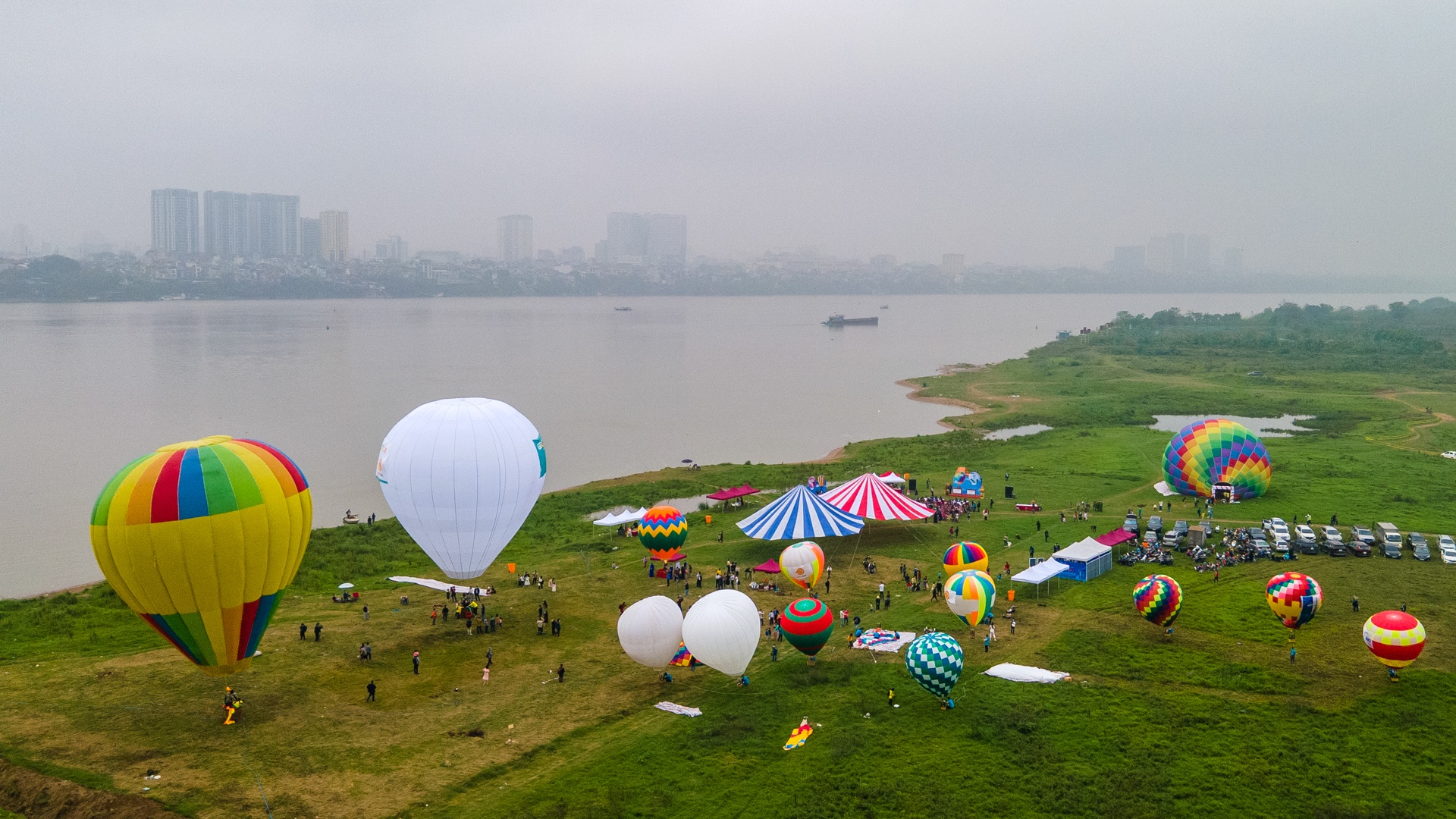 Khinh khi cau o Ha Noi anh 1