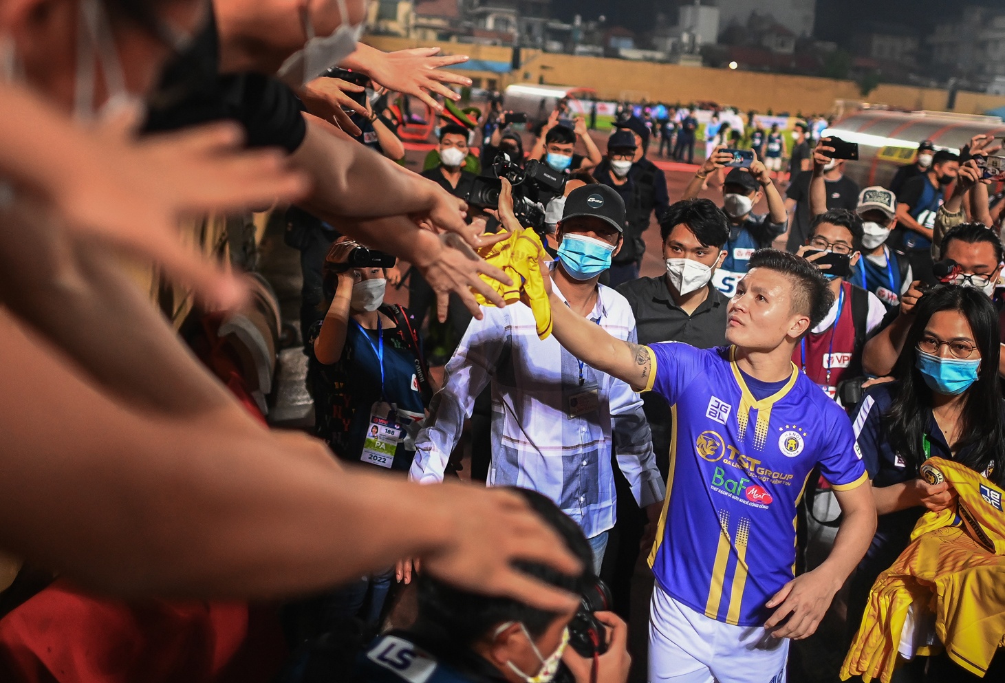 Phut chia tay co dong vien CLB Ha Noi cua Quang Hai sau tran dau cuoi hinh anh