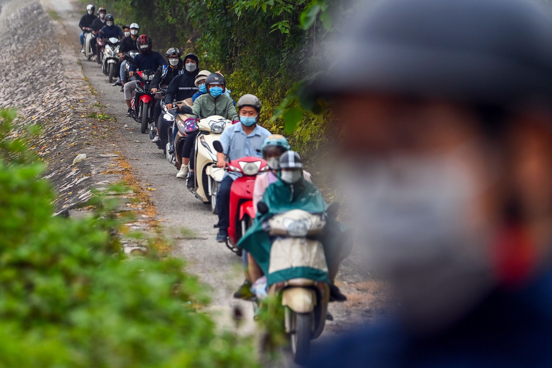 Nguoi dan tranh duong lon, len loi loi nho ve Ha Noi sau nghi le hinh anh