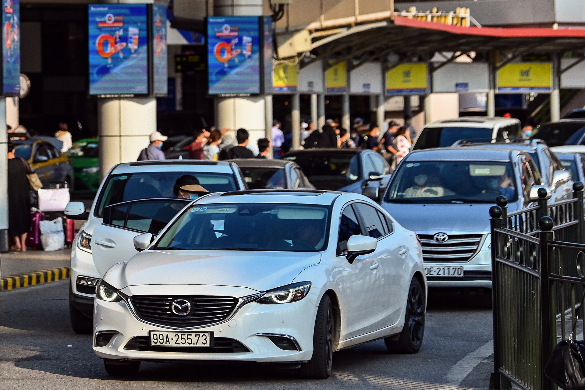 San bay Noi Bai kin khach anh 9