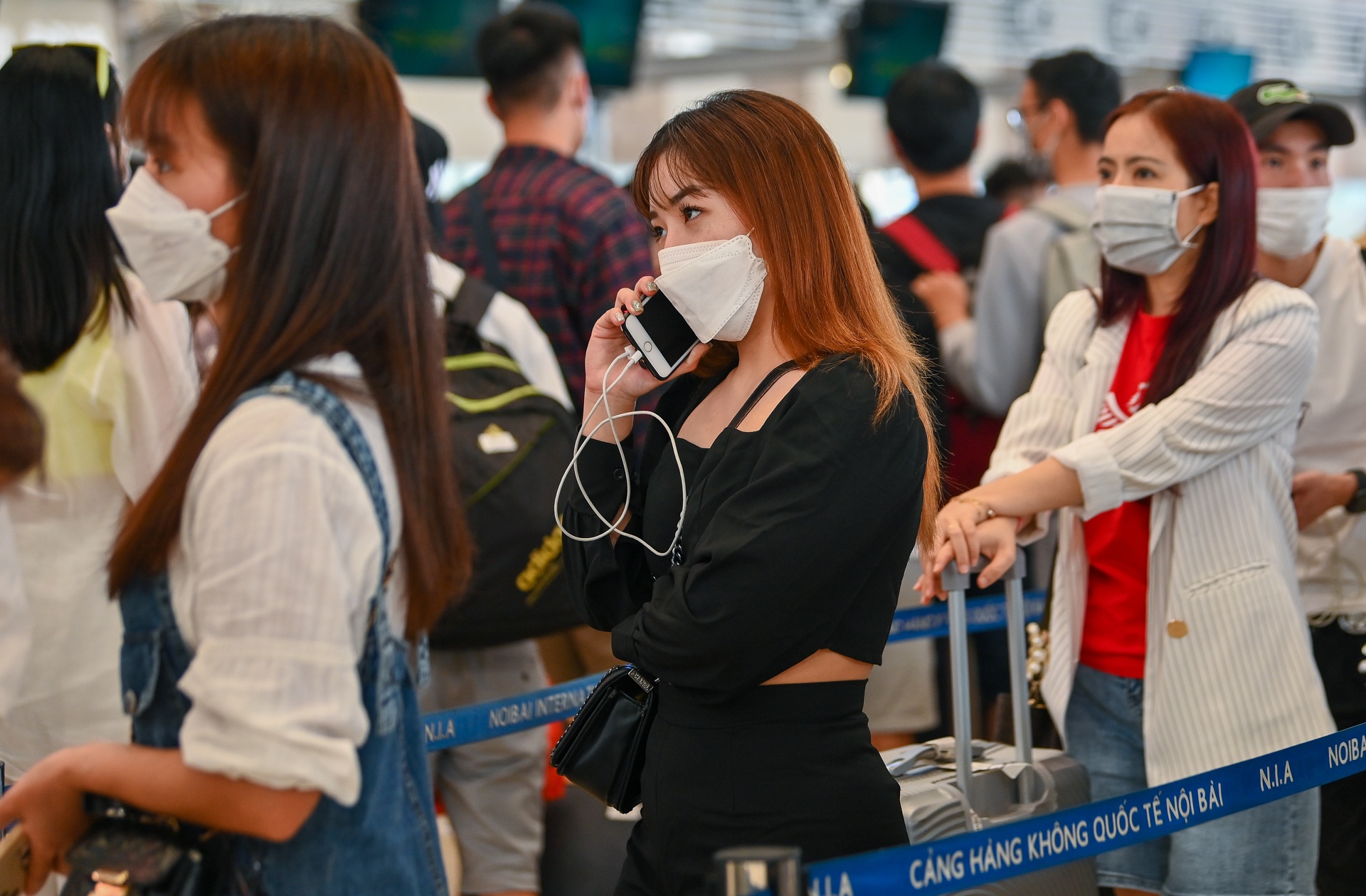 San bay Noi Bai dong duc khi hang nghin nguoi ket thuc som ky nghi le hinh anh