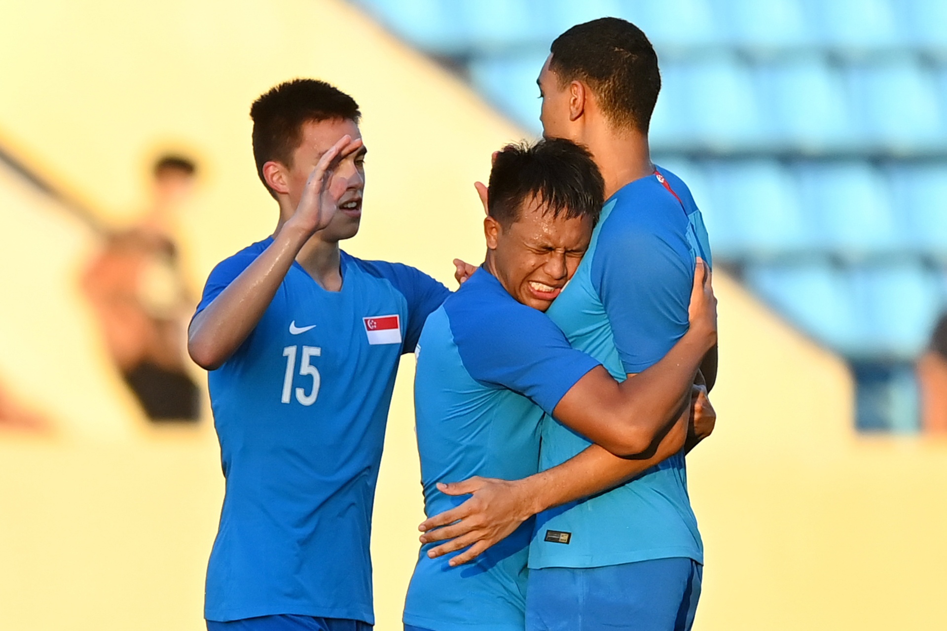 Cau thu Singapore bat khoc an mung chien thang truoc U23 Campuchia hinh anh