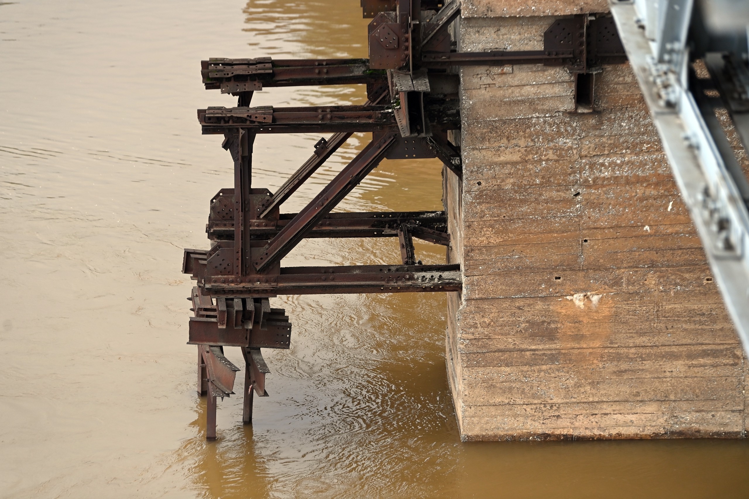 Cau Long Bien xuong cap nghiem trong anh 8