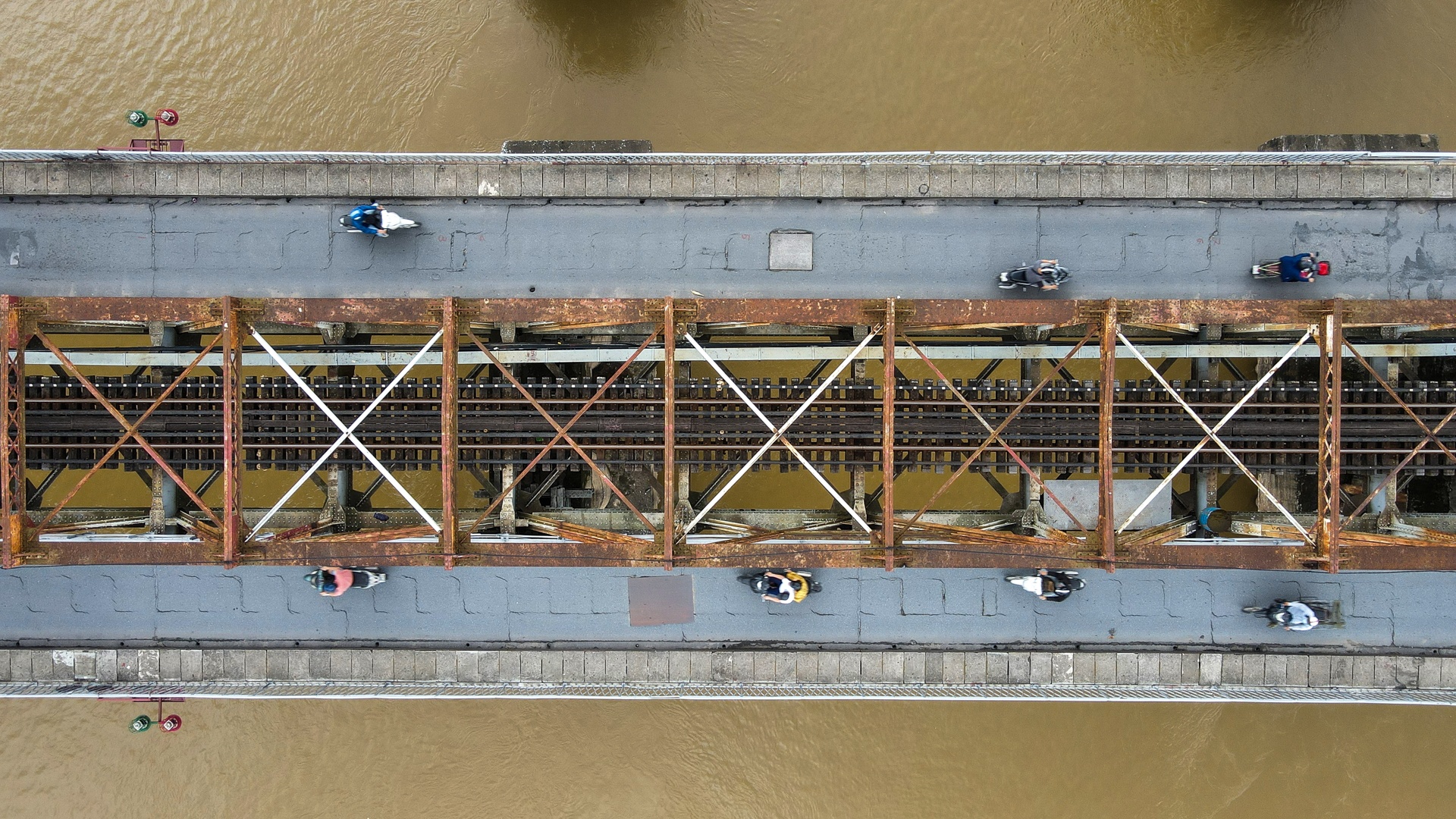 Cau Long Bien xuong cap nghiem trong anh 12