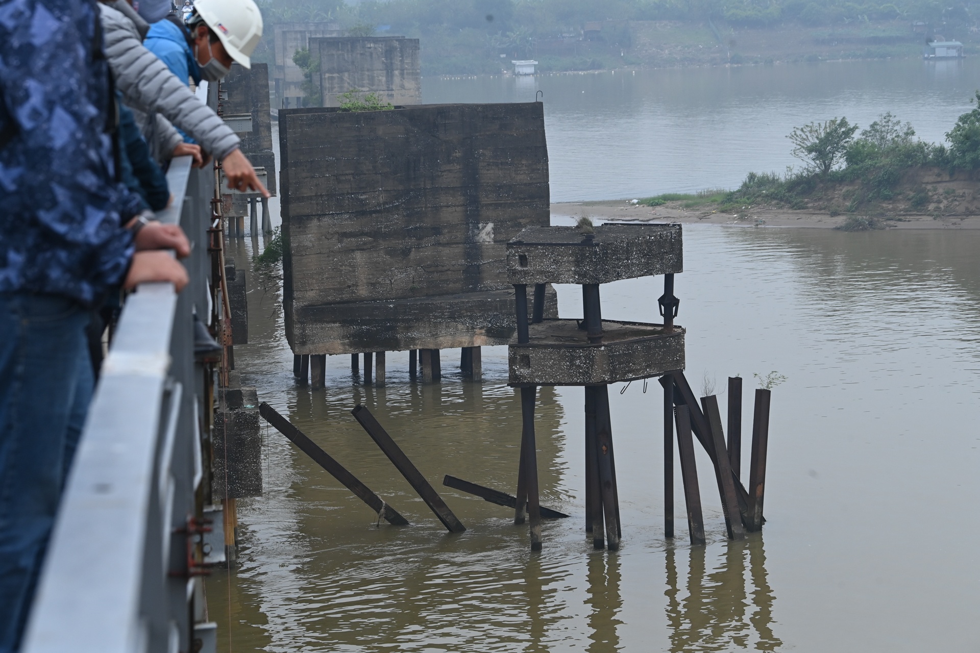 Cau Long Bien xuong cap nghiem trong anh 10