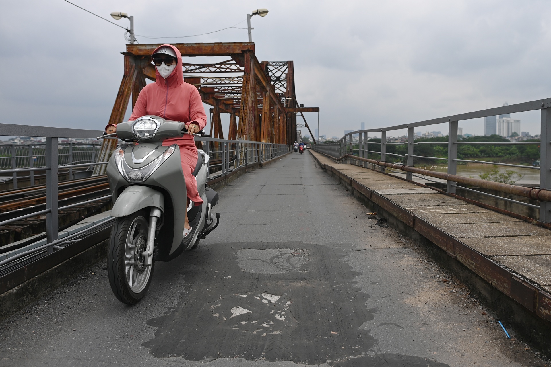 Cau Long Bien xuong cap nghiem trong anh 17