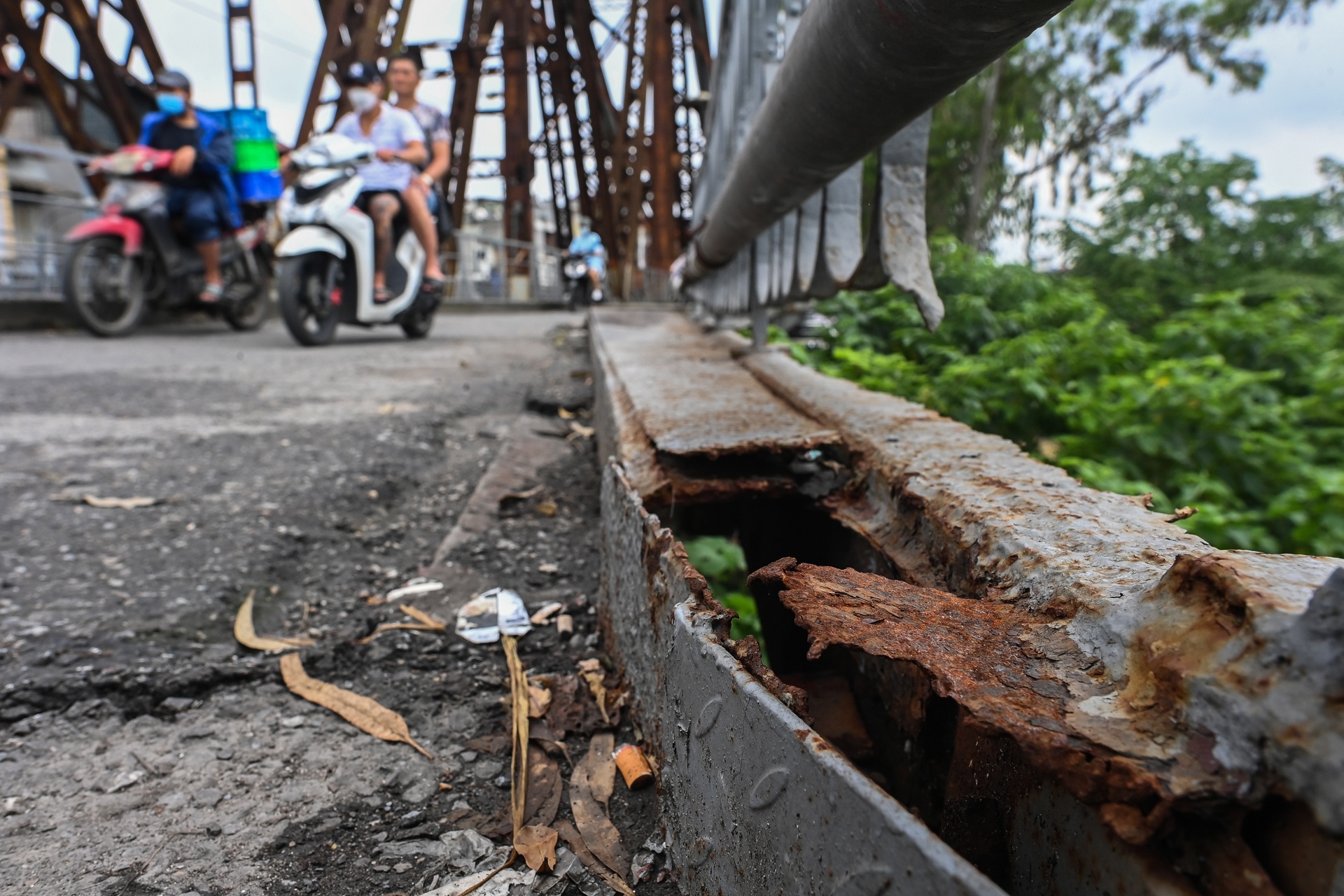 Cau Long Bien xuong cap nghiem trong anh 5