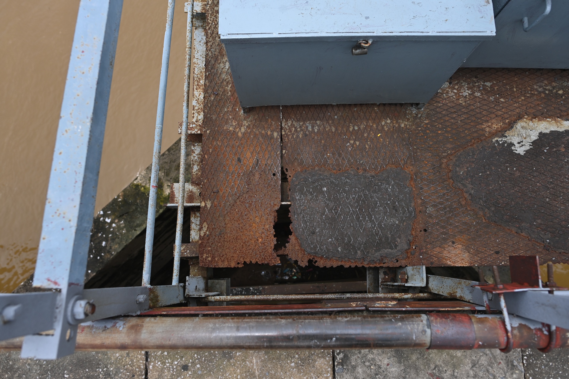 Cau Long Bien xuong cap nghiem trong anh 6