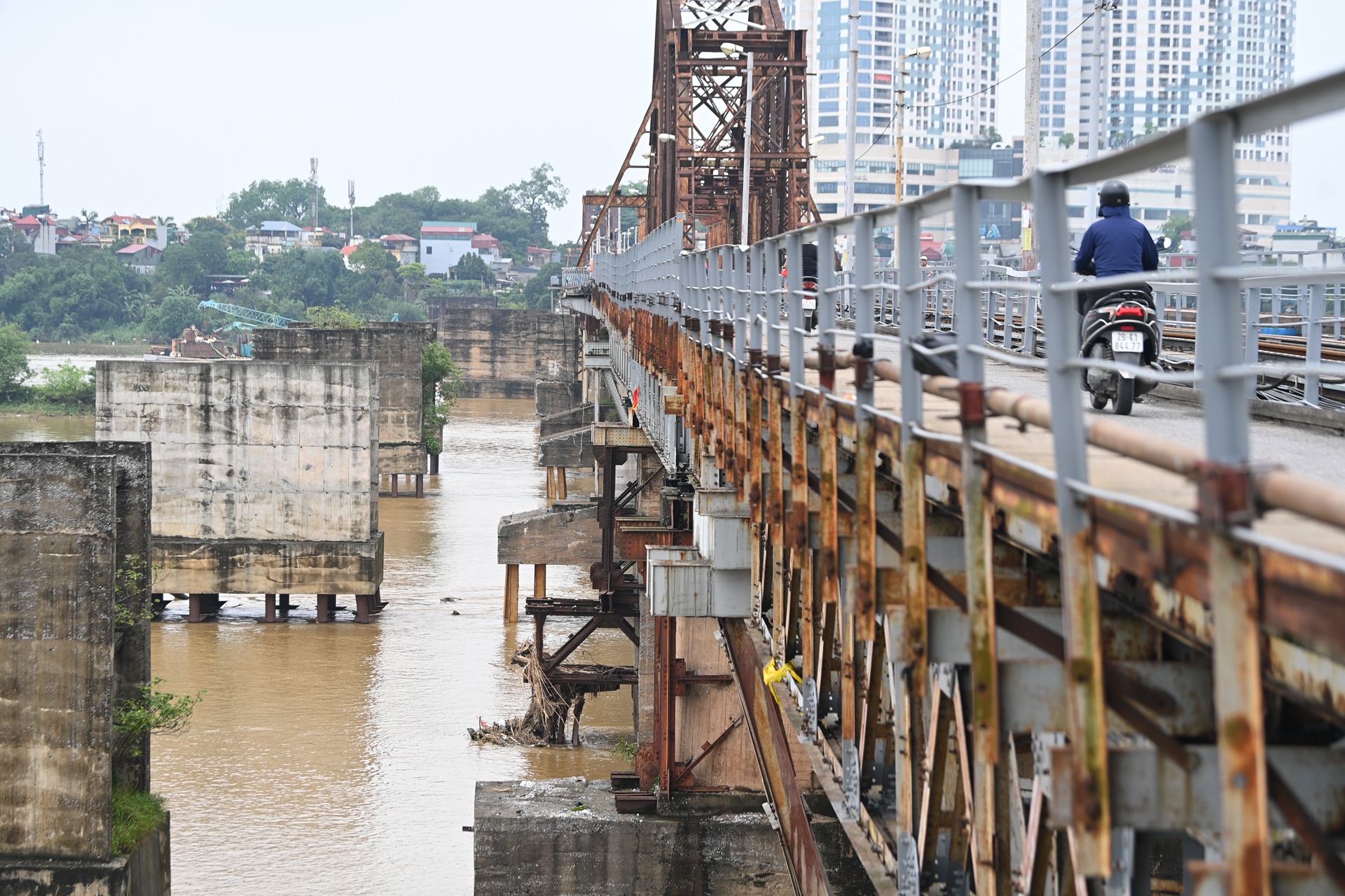 Cau Long Bien xuong cap nghiem trong anh 9