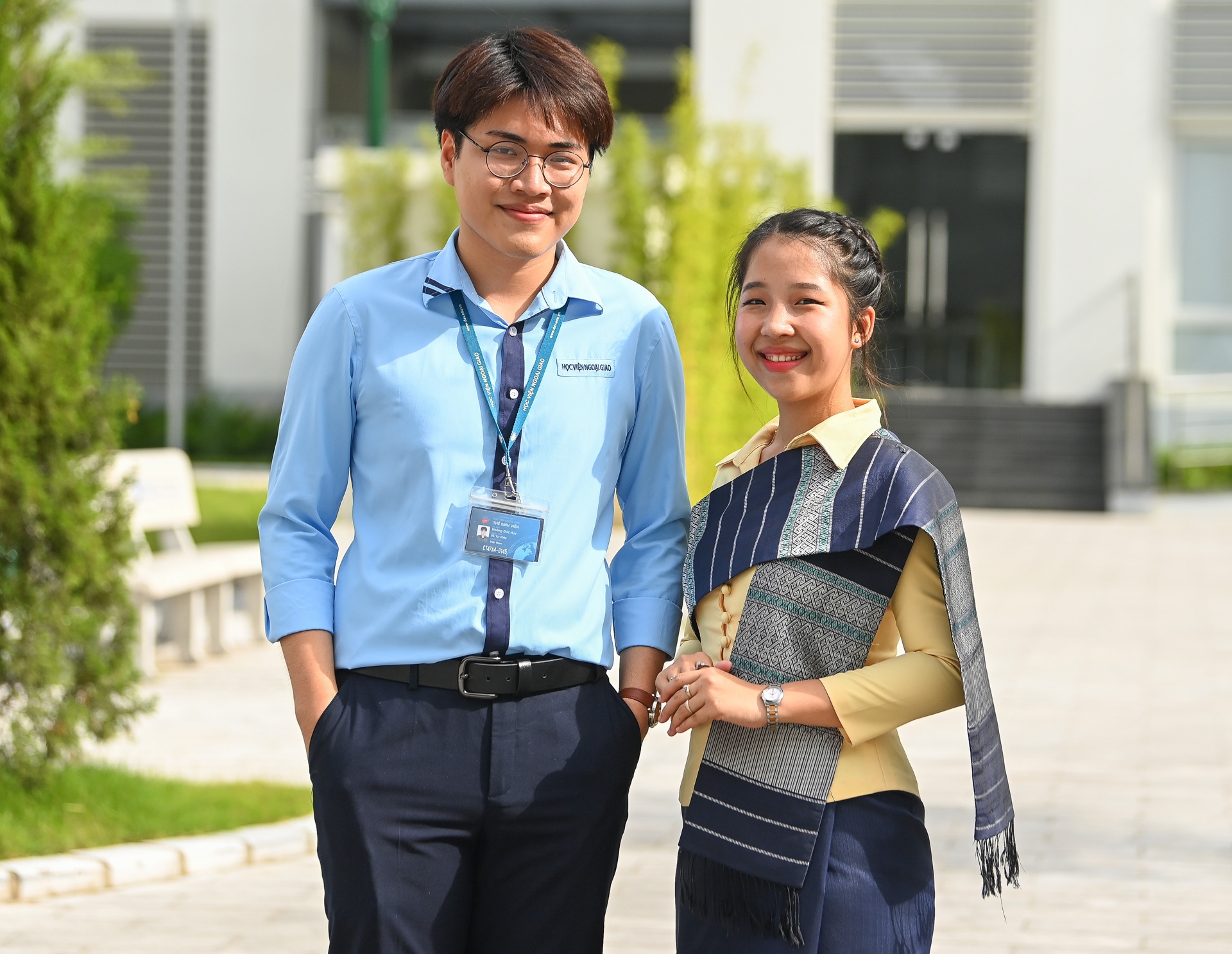 Sinh vien hao hung du thi tim hieu quan he dac biet Viet Nam - Lao hinh anh