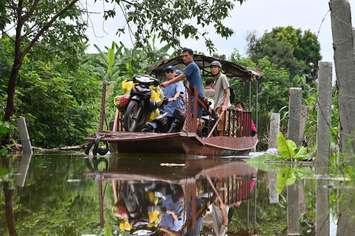 Nguoi dan Ha Noi di do sau tran mua ngap hinh anh