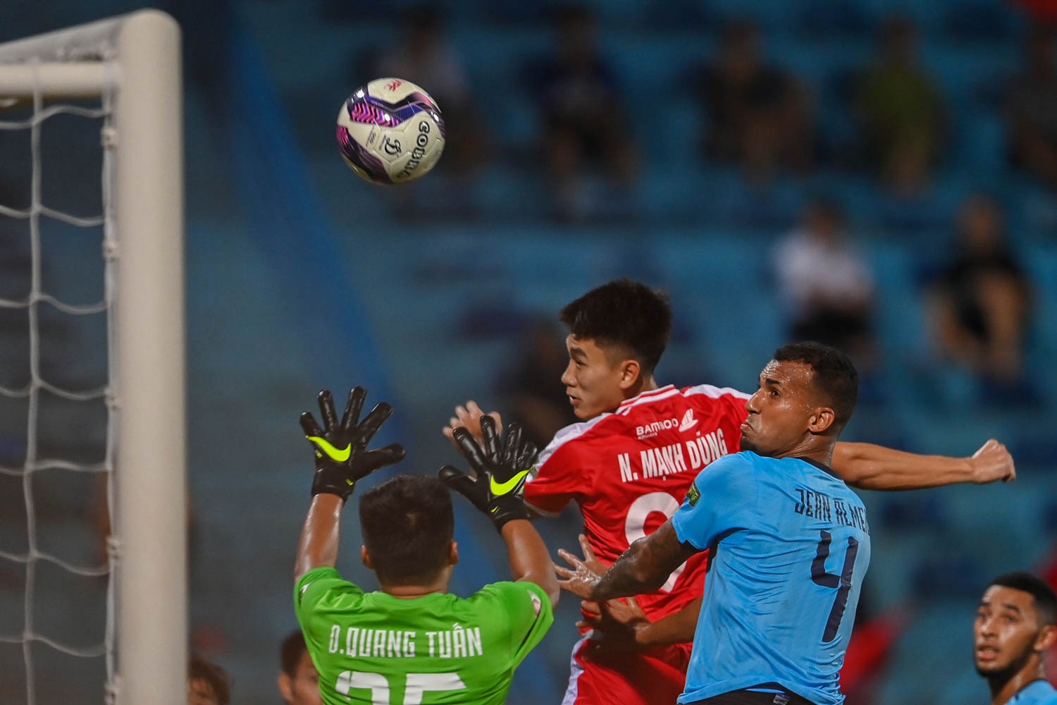 Hoang Duc bi pham loi anh 7