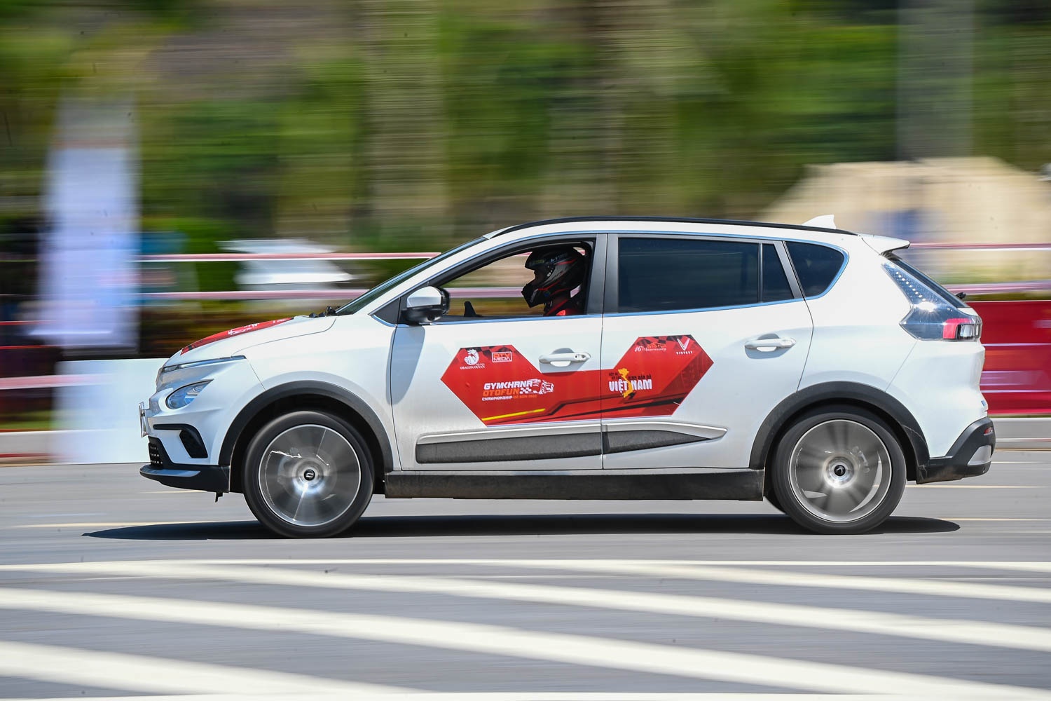 Giai dua Gymkhana bang oto dien dau tien tren the gioi hinh anh