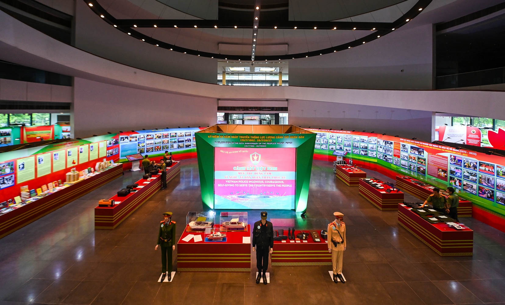 Trien lam khi tai Cong an nhan dan anh 1