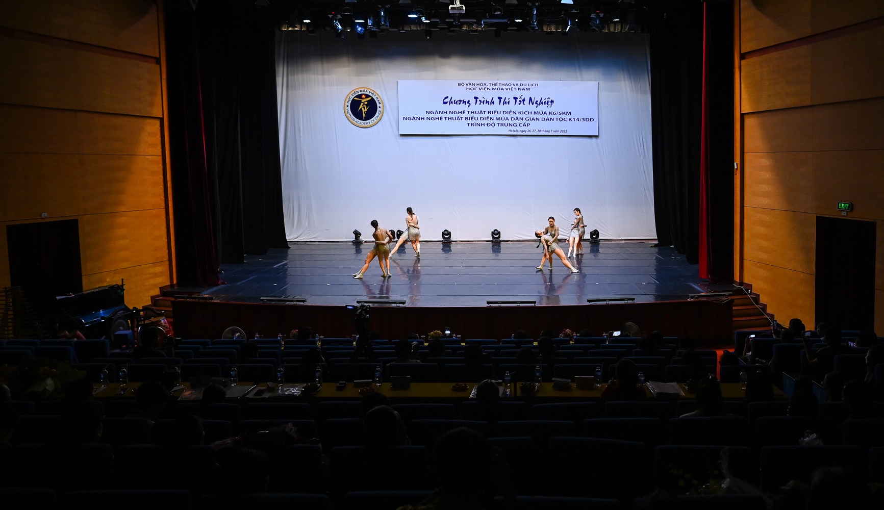 Nu sinh Hoc vien Mua Viet Nam anh 1