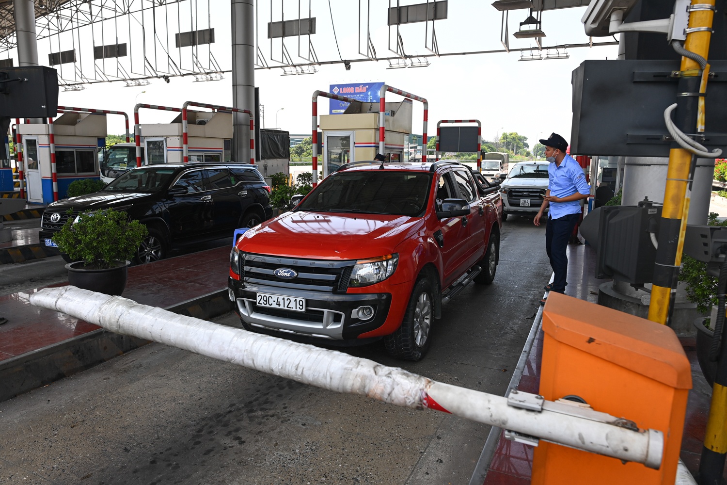Phuong tien gap loi khi qua tram thu phi o cao toc Noi Bai - Lao Cai hinh anh