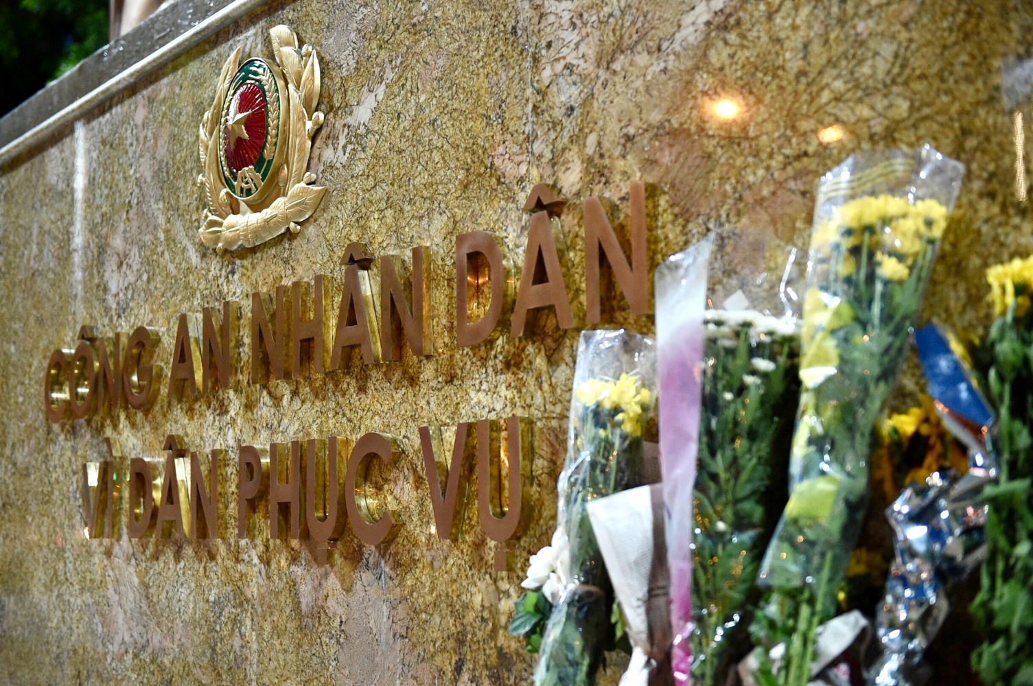 Nguoi dan tuong niem chien si canh sat PCCC anh 3