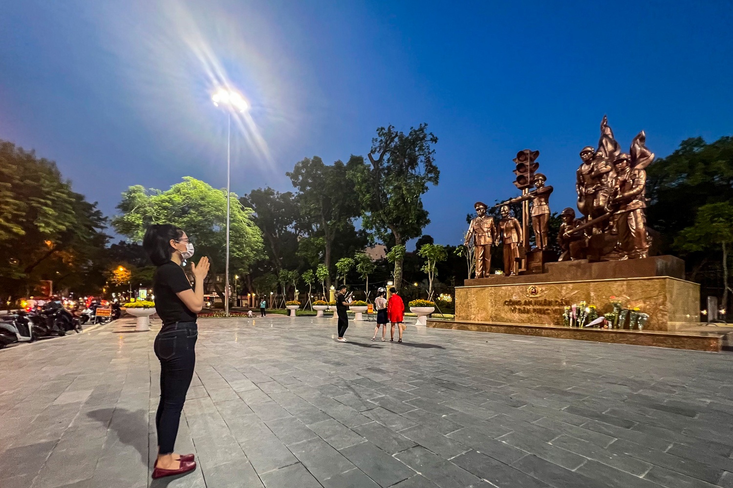 Nguoi dan tuong niem chien si canh sat PCCC anh 4