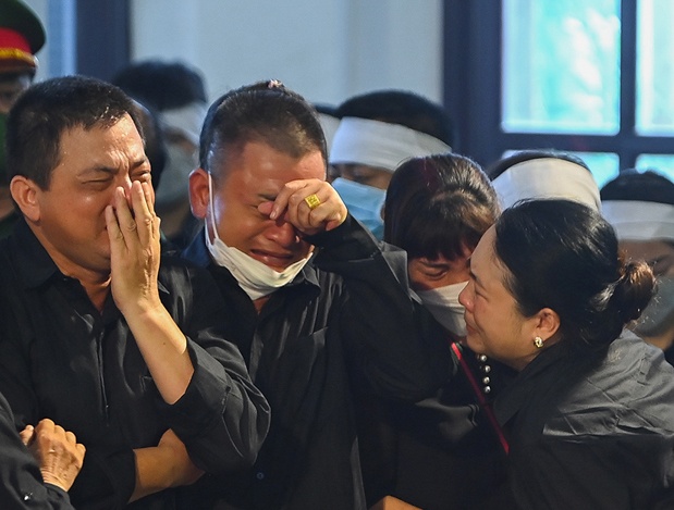 Nghen ngao tien dua 3 canh sat cuu hoa hinh anh