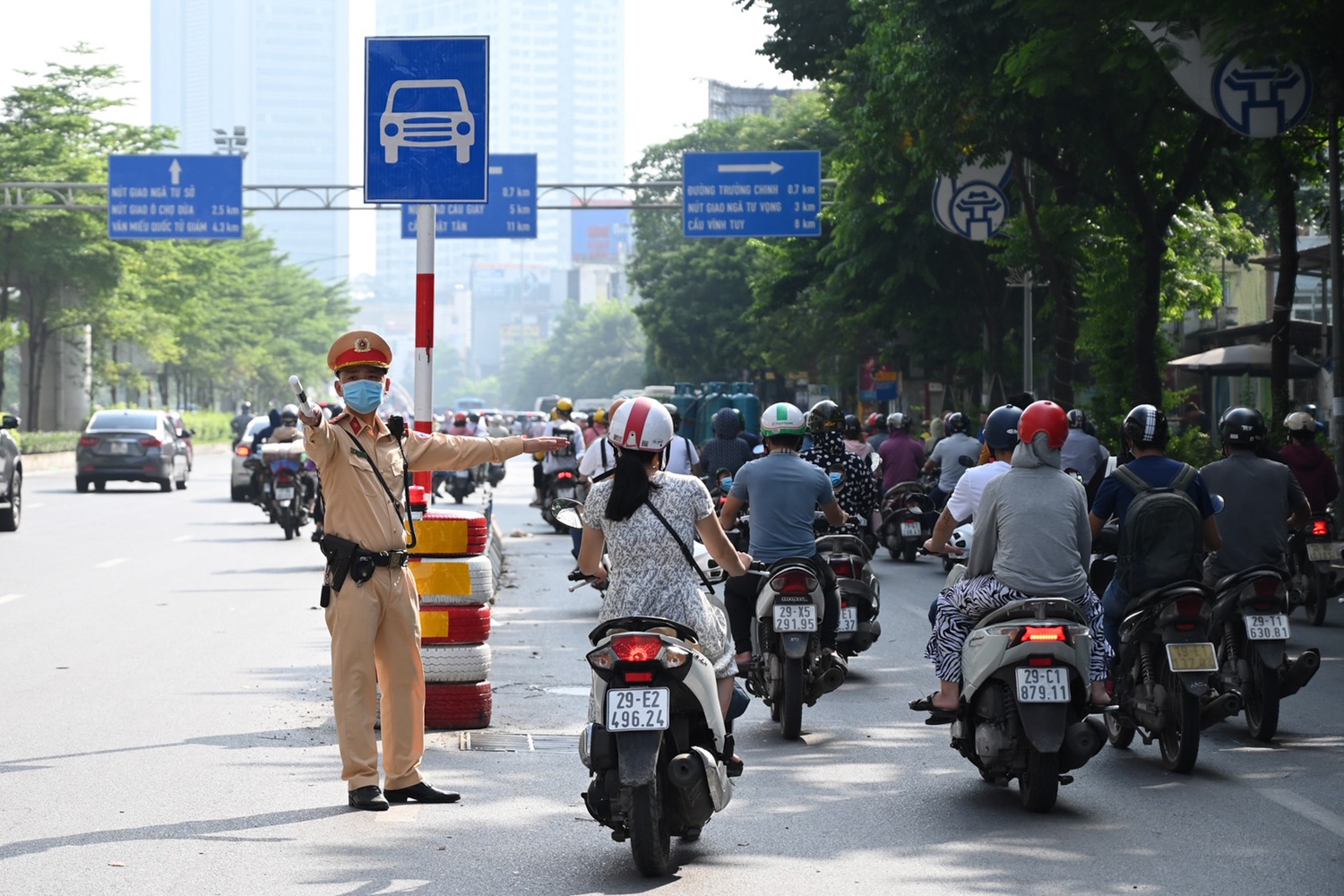 Phan lan giao thong tren duong Nguyen Trai anh 5