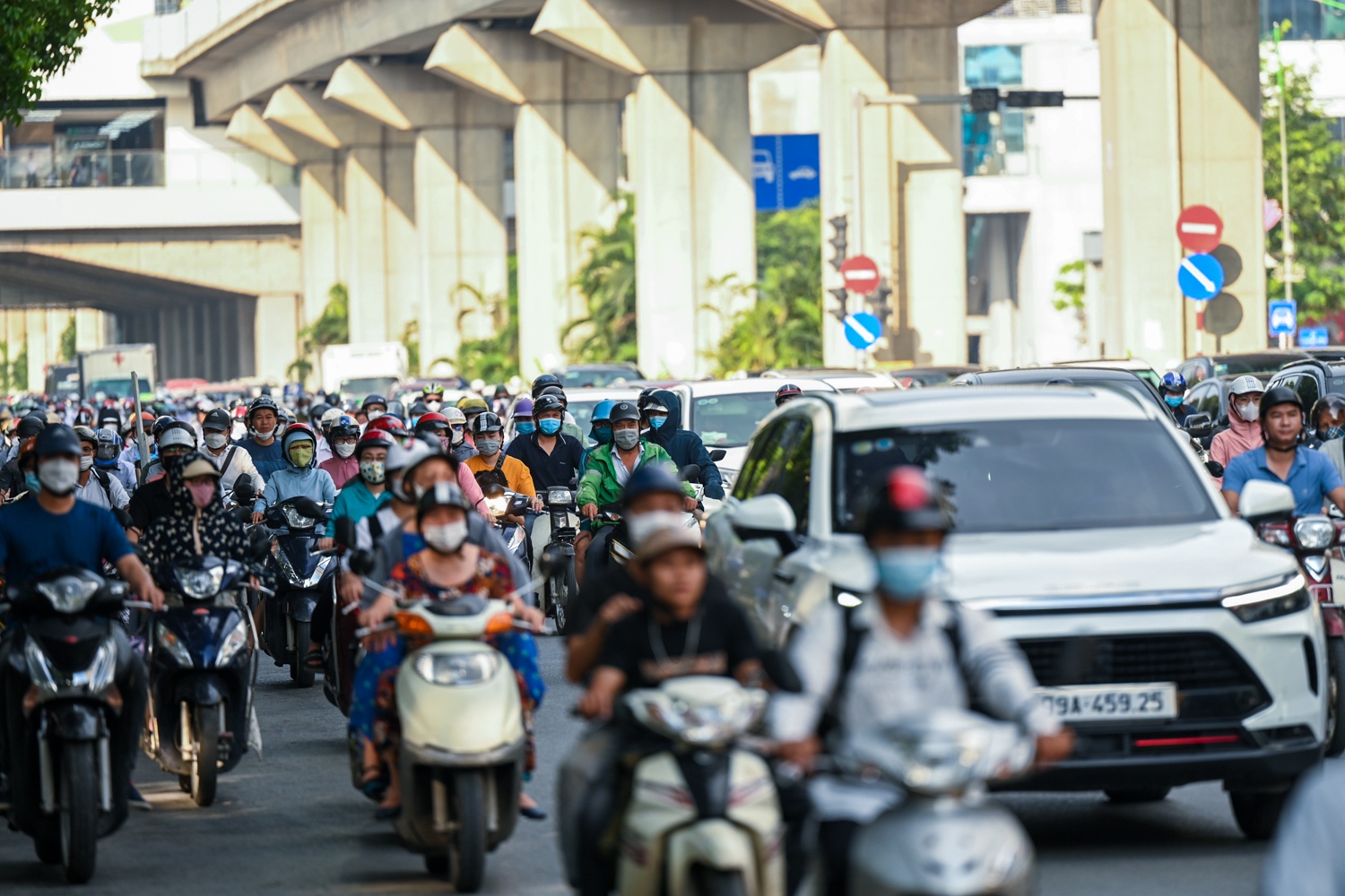 Phan lan giao thong tren duong Nguyen Trai anh 9