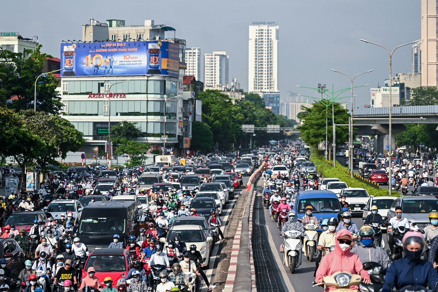 Duong Nguyen Trai van un tac, lon xon sau khi phan lan hinh anh