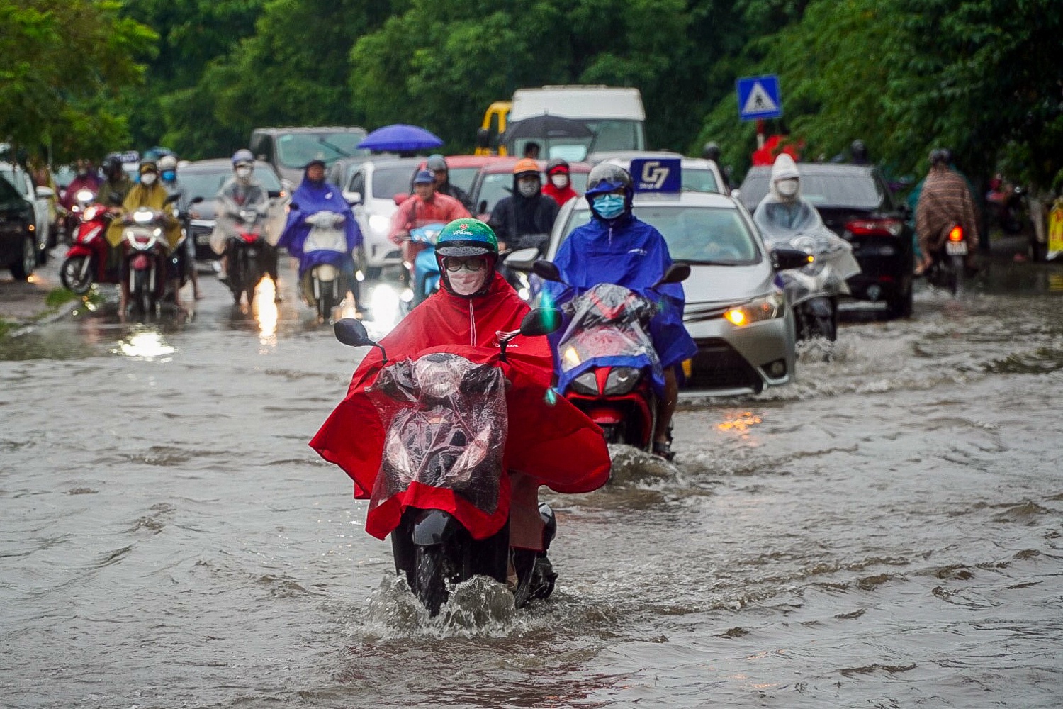 Mua lon gay ngap lut o Ha Noi anh 2