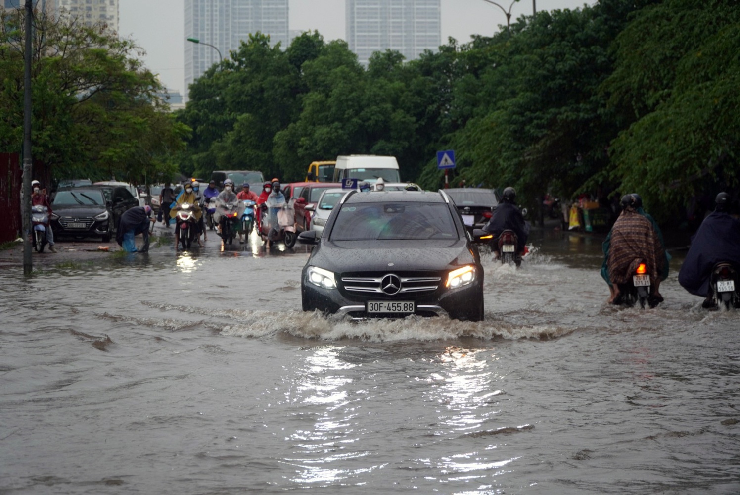 Mua lon gay ngap lut o Ha Noi anh 3