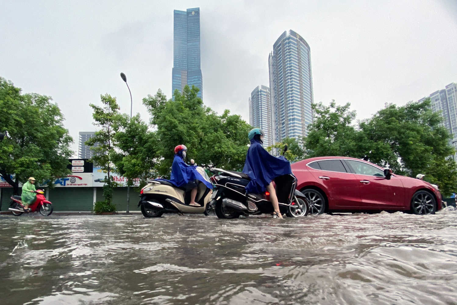 Mua lon gay ngap lut o Ha Noi anh 4