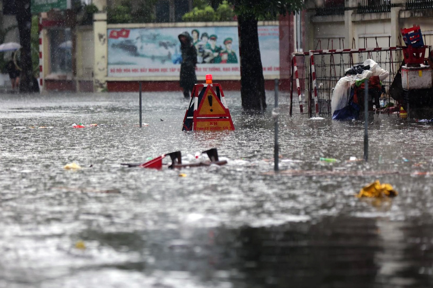 Mua lon gay ngap lut o Ha Noi anh 5
