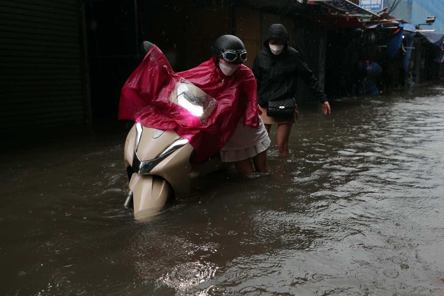 Mua lon gay ngap lut o Ha Noi anh 6