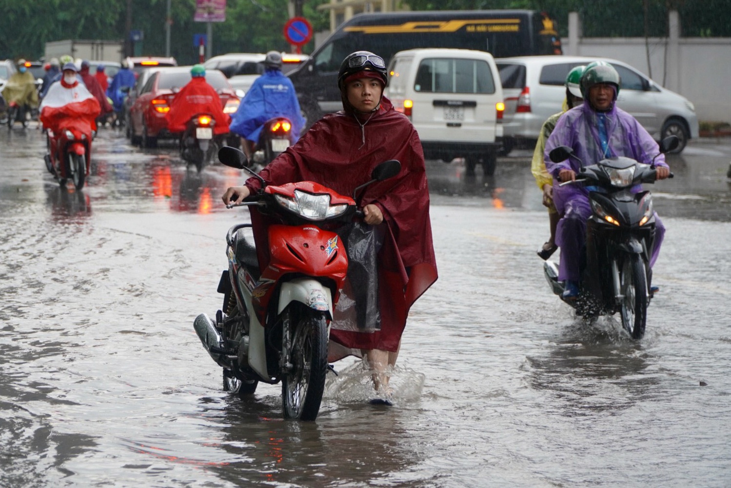 Mua lon gay ngap lut o Ha Noi anh 9