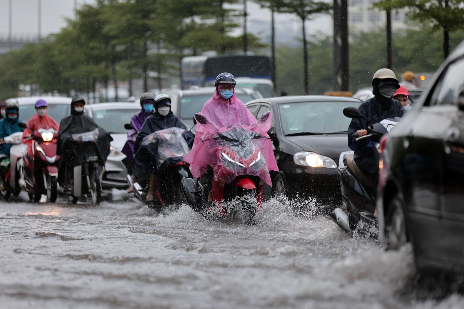 Mua lon gay ngap lut o Ha Noi anh 10