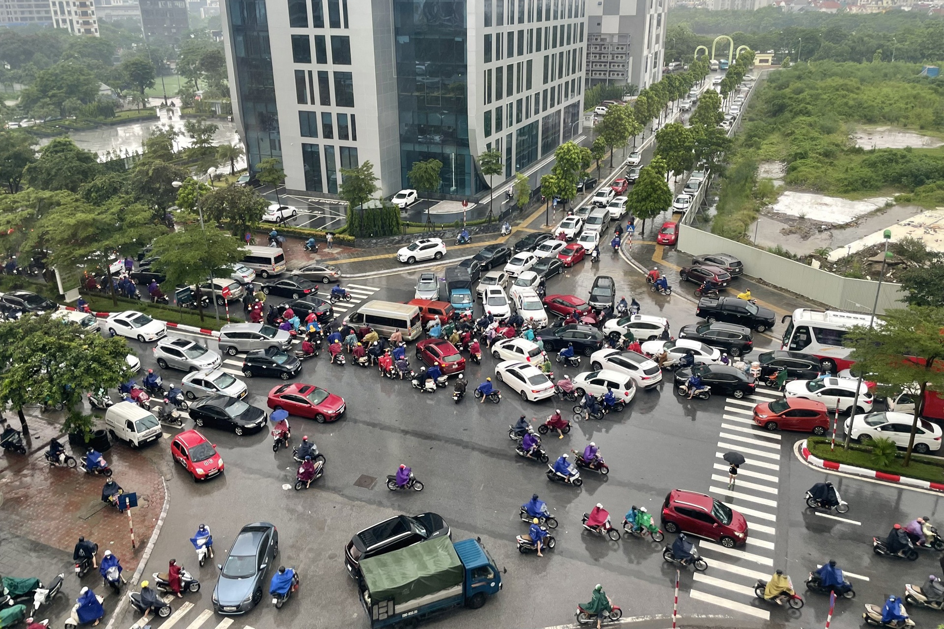 Mua lon gay ngap lut o Ha Noi anh 11