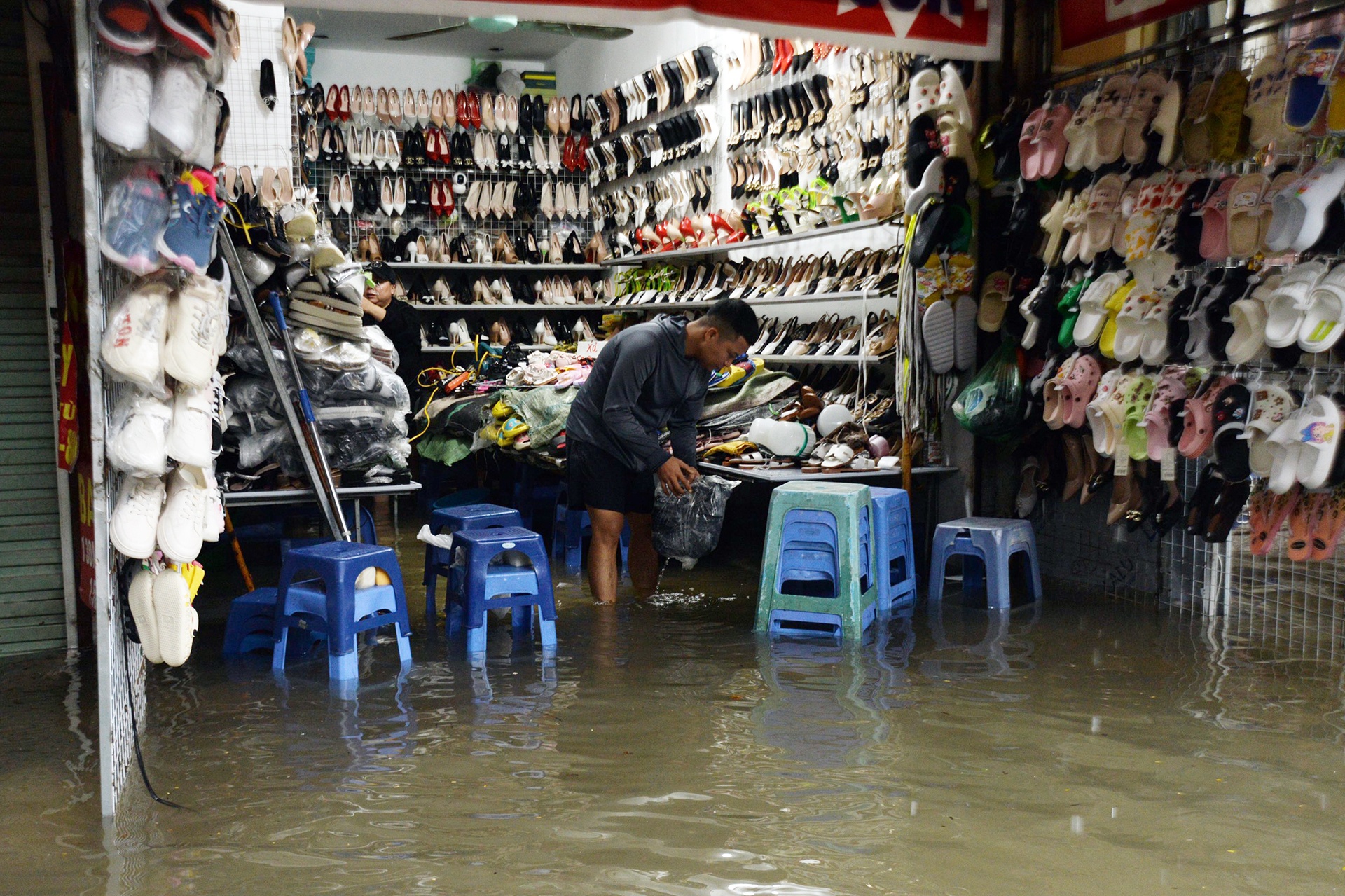 Mua lon gay ngap lut o Ha Noi anh 8