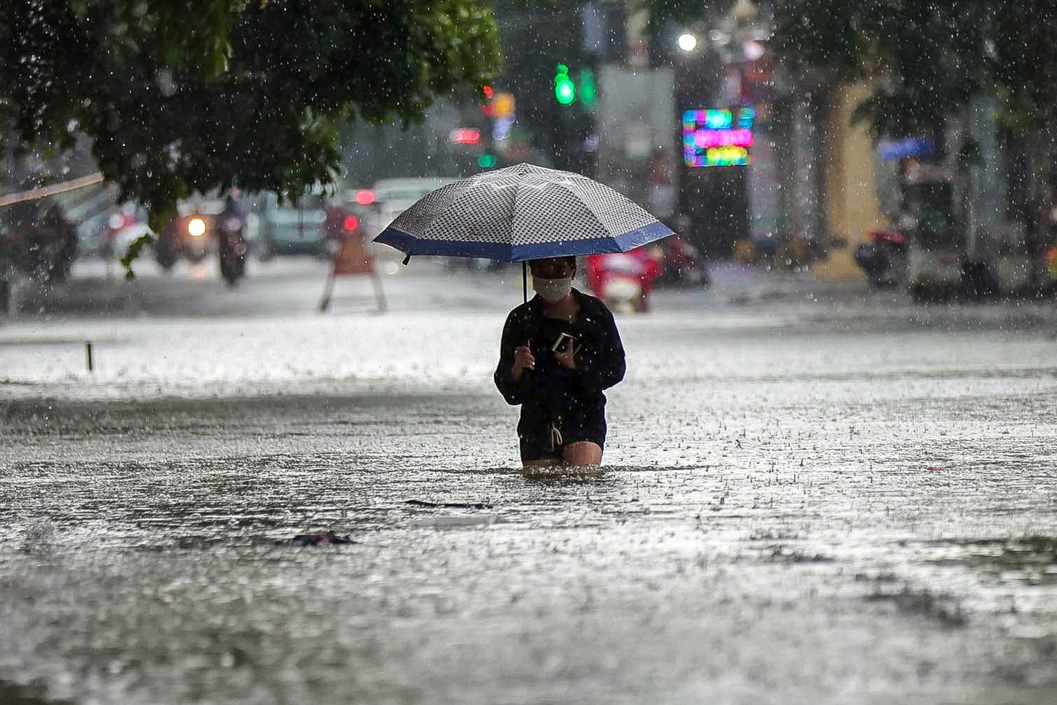 Bien nuoc menh mong tren khap pho phuong Ha Noi hinh anh