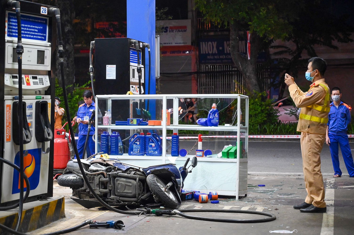 Oto lao vao cay xang o Ha Noi anh 10