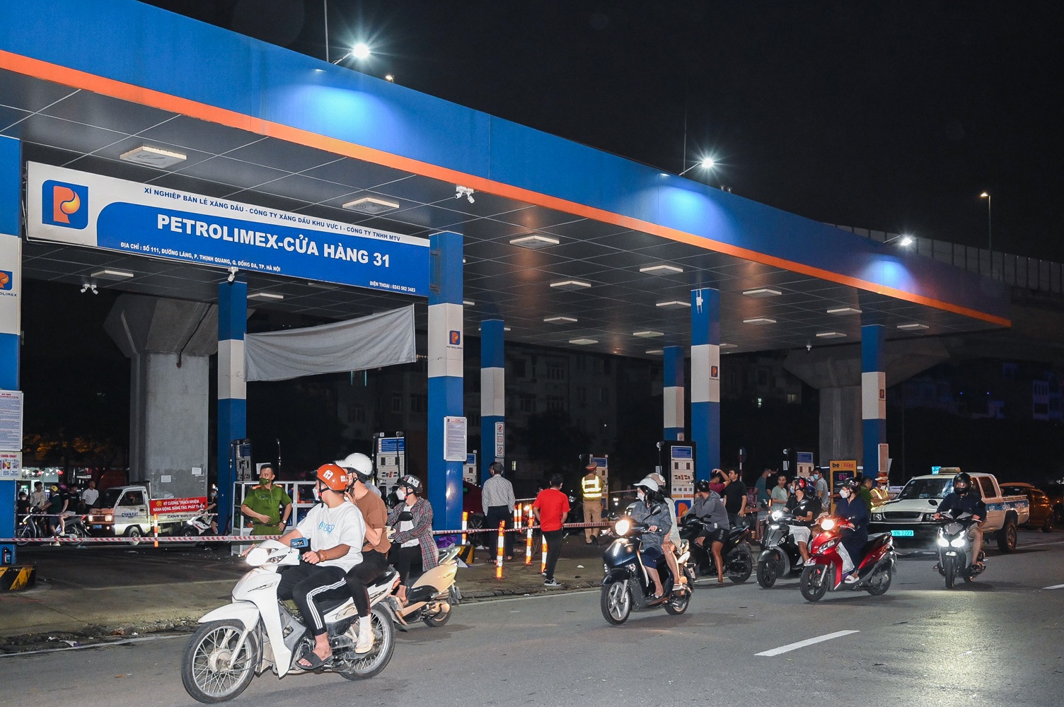 Oto lao vao cay xang o Ha Noi anh 11