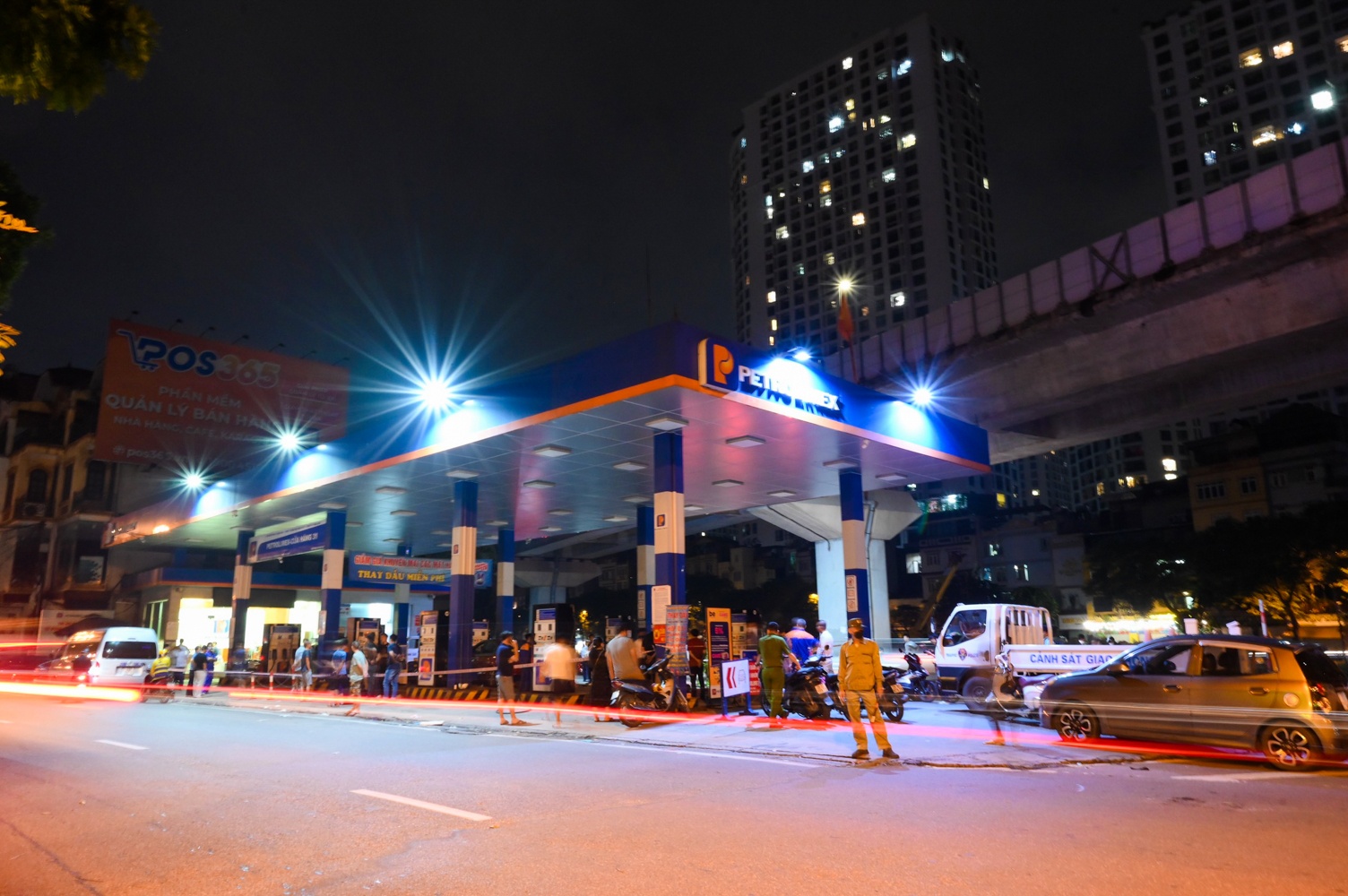 Oto lao vao cay xang o Ha Noi anh 1