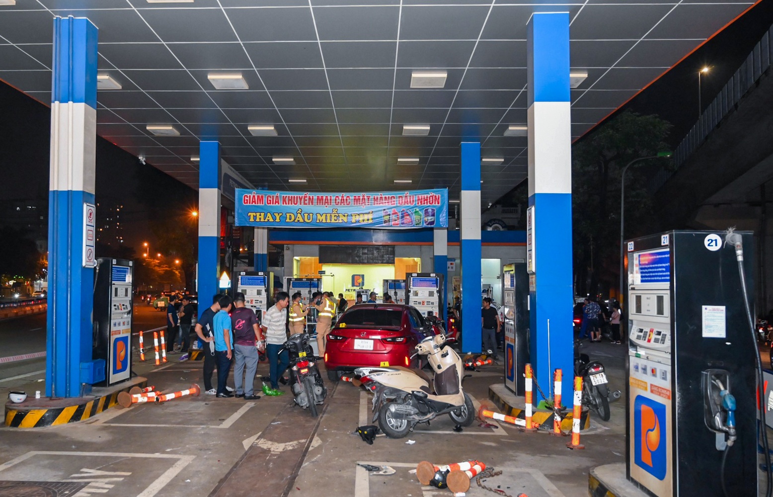 Oto lao vao cay xang o Ha Noi anh 2